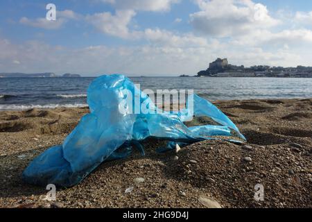 Bay, Italien. 16th Januar 2022. Der Plastikmüll, der am Strand des Meeres von Baia aufgegeben wurde. Kredit: Unabhängige Fotoagentur/Alamy Live Nachrichten Stockfoto