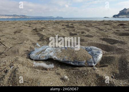 Bay, Italien. 16th Januar 2022. Der Plastikmüll, der am Strand des Meeres von Baia aufgegeben wurde. Kredit: Unabhängige Fotoagentur/Alamy Live Nachrichten Stockfoto