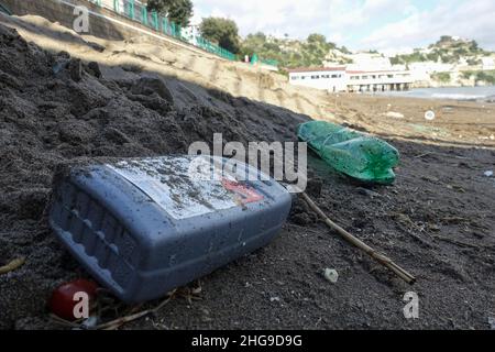 Bay, Italien. 16th Januar 2022. Der Plastikmüll, der am Strand des Meeres von Baia aufgegeben wurde. Kredit: Unabhängige Fotoagentur/Alamy Live Nachrichten Stockfoto