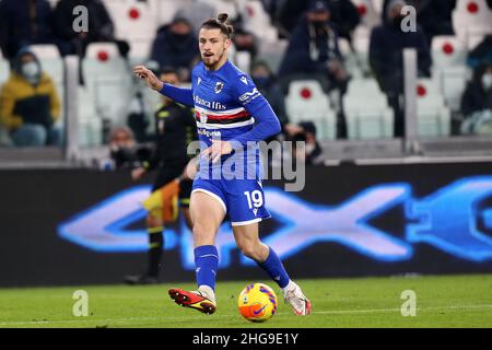 Turin, Italien. 18th Januar 2022. Radu Dragusin von UC Sampdoria kontrolliert den Ball beim Coppa Italia-Spiel zwischen Juventus FC und UC Sampdoria am 18. Januar 2022 in Turin, Italien. Quelle: Marco Canoniero/Alamy Live News Stockfoto