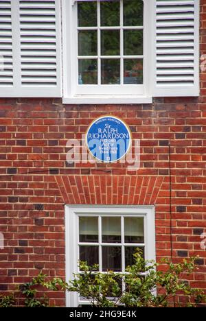 Großbritannien, England, London. Der Schauspieler Sir Ralph Richardson lebte hier im Vorort Hampstead Garden. Die blaue Tafel zeigt die Daten von 1944 bis 1968. Stockfoto