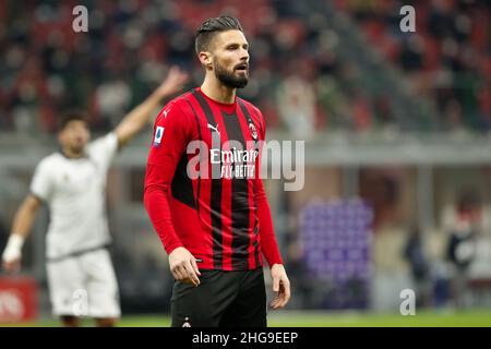 Mailand, Italien. 17th Januar 2022. Italien, Mailand, 17 2022. januar: Olivier Giroud (Stürmer in Mailand) wartet auf einen Einwurf in der zweiten Hälfte während des Fußballspiels AC Mailand gegen Spezia, Serie A 2021-2022 day22, San Siro Stadion (Foto von Fabrizio Andrea Bertani/Pacific Press) Quelle: Pacific Press Media Production Corp./Alamy Live News Stockfoto