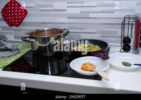Pfanne mit Pasta, die auf einem Induktionsherd kocht Stockfoto