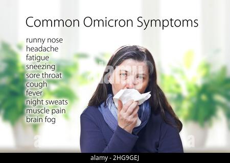 Häufige Symptome der kovidartigen Variante omicron, wie laufende Nase, Kopfschmerzen, Müdigkeit und Halsschmerzen, Text neben einer Frau mittleren Alters niest. Stockfoto