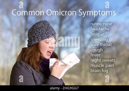 Häufige Symptome der kovidartigen Variante omicron, wie laufende Nase, Kopfschmerzen, Müdigkeit und Halsschmerzen, Text neben einem Porträt einer jungen Frau, die niest. Stockfoto