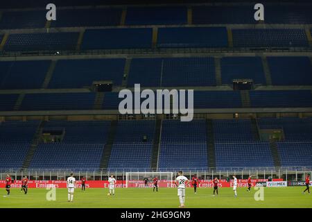 17. Januar 2022, Mailand, Italien: Italien, Mailand, jan 17 2022: Steht leer für covid 19 Notfall, nur fünftausend Fans können das Fußballspiel während des Fußballspiels ac Milan vs Spezia, Serie A 2021-2022 day22, San Siro Stadium sehen (Bildnachweis: © Fabrizio Andrea Bertani/Pacific Press via ZUMA Press Wire) Stockfoto