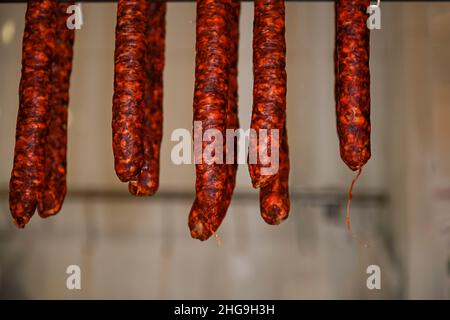 Verschiedene Arten von Zutaten und Würstchen von Hand hergestellt. Stockfoto