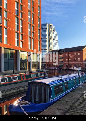 Schiffe und Boote, die auf dem A River Aire in einer Skyline von Leeds in Granary Wharf schwimmen Stockfoto