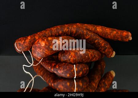 Verschiedene Arten von Zutaten und Würstchen von Hand hergestellt. Stockfoto