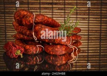 Verschiedene Arten von Zutaten und Würstchen von Hand hergestellt. Stockfoto