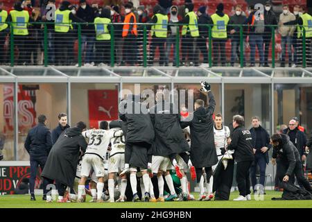 Mailand, Italien. 17th Januar 2022. Italien, Mailand, 17 2022. januar: Die Spieler von Spezia umarmen sich und feiern den Sieg am Ende des Fußballspiels AC Milan gegen Spezia, Serie A 2021-2022 day22, San Siro Stadion (Bildnachweis: © Fabrizio Andrea Bertani/Pacific Press via ZUMA Press Wire) Stockfoto