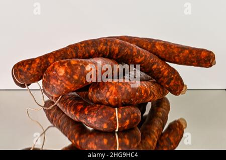 Verschiedene Arten von Zutaten und Würstchen von Hand hergestellt. Stockfoto