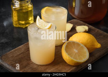 Kombucha Getränk aus Teepilz in einem Glas. Transparente Gläser mit einem Hefegetränk. Probiotisches Bio-Getränk. Nahaufnahme. Stockfoto