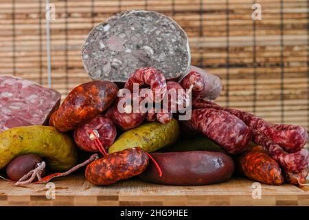 Verschiedene Arten von Zutaten und Würstchen von Hand hergestellt. Stockfoto