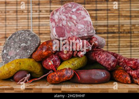 Verschiedene Arten von Zutaten und Würstchen von Hand hergestellt. Stockfoto