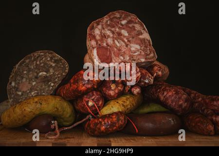 Verschiedene Arten von Zutaten und Würstchen von Hand hergestellt. Stockfoto