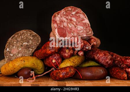 Verschiedene Arten von Zutaten und Würstchen von Hand hergestellt. Stockfoto