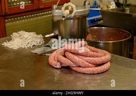 Verschiedene Arten von Zutaten und Würstchen von Hand hergestellt. Stockfoto