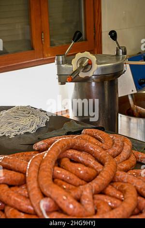 Verschiedene Arten von Zutaten und Würstchen von Hand hergestellt. Stockfoto