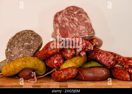 Verschiedene Arten von Zutaten und Würstchen von Hand hergestellt. Stockfoto