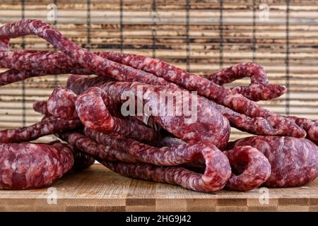 Verschiedene Arten von Zutaten und Würstchen von Hand hergestellt. Stockfoto