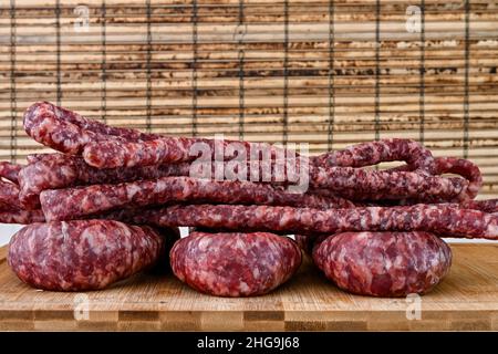 Verschiedene Arten von Zutaten und Würstchen von Hand hergestellt. Stockfoto