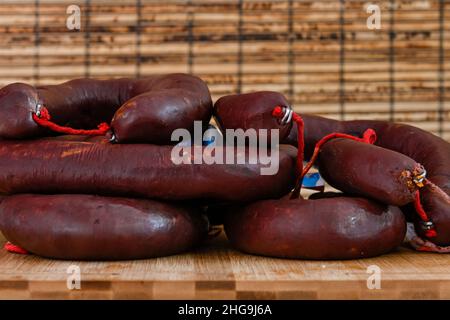 Verschiedene Arten von Zutaten und Würstchen von Hand hergestellt. Stockfoto