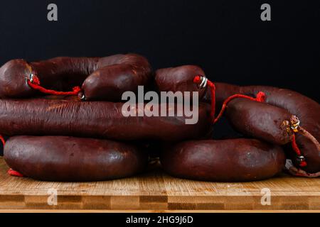 Verschiedene Arten von Zutaten und Würstchen von Hand hergestellt. Stockfoto