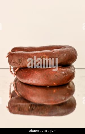 Verschiedene Arten von Zutaten und Würstchen von Hand hergestellt. Stockfoto