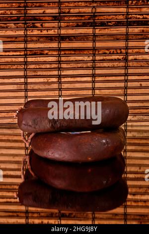 Verschiedene Arten von Zutaten und Würstchen von Hand hergestellt. Stockfoto