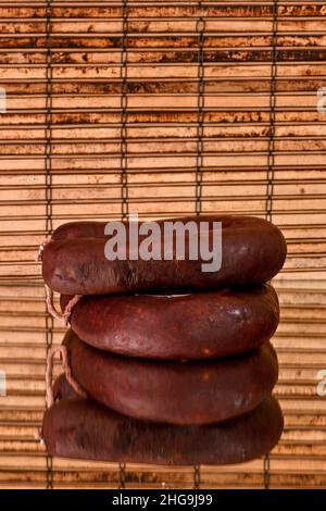 Verschiedene Arten von Zutaten und Würstchen von Hand hergestellt. Stockfoto