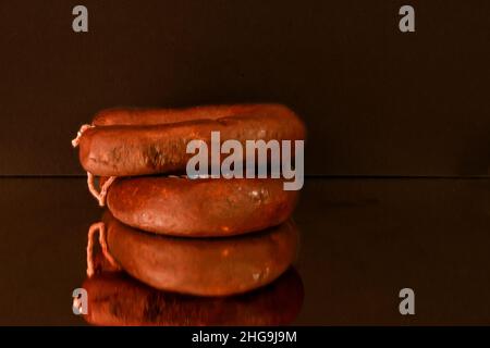 Verschiedene Arten von Zutaten und Würstchen von Hand hergestellt. Stockfoto