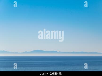 Ein Hintergrundbild mit Landschaftshintergrund mit Blick auf das Mittelmeer an der Bergküste Nordafrikas Stockfoto