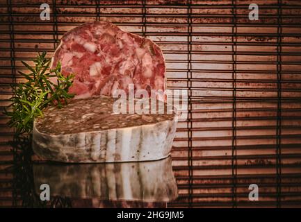 Verschiedene Arten von Zutaten und Würstchen von Hand hergestellt. Stockfoto