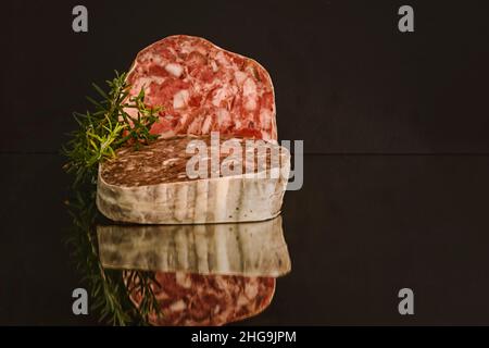 Verschiedene Arten von Zutaten und Würstchen von Hand hergestellt. Stockfoto