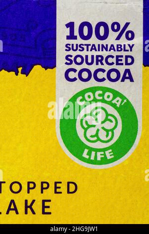 100% Kakao aus nachhaltiger Produktion - Cocoa Life Symbol CocoaLife auf der Schachtel mit Cadbury Flake 99 Vanilleeis, garniert mit Cadbury Flake Eis Stockfoto