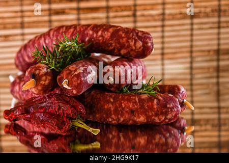 Verschiedene Arten von Zutaten und Würstchen von Hand hergestellt. Stockfoto