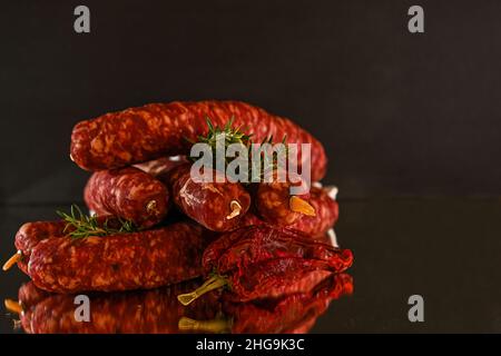 Verschiedene Arten von Zutaten und Würstchen von Hand hergestellt. Stockfoto