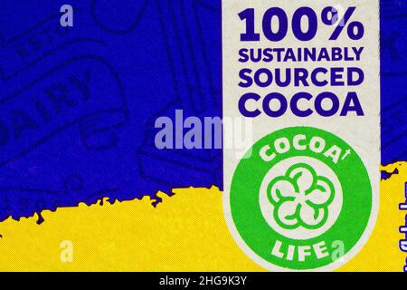 100% Kakao aus nachhaltiger Produktion - Cocoa Life Symbol CocoaLife auf der Schachtel mit Cadbury Flake 99 Vanilleeis, garniert mit Cadbury Flake Eis Stockfoto