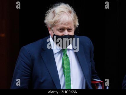 London, Großbritannien. 19th Januar 2022. Premierminister Boris Johnson verlässt die Nummer 10, um für die Fragen des Premierministers ins Parlament zu gehen. Er wird Keir Starmer gegenüber dem Versandkarton gegenüberstehen. Er steht immer noch vor Fragen über angebliche Parteien in der Downing Street. Er wartet auf die Ergebnisse der Untersuchung von „Very Gray“. Kredit: Mark Thomas/Alamy Live Nachrichten Stockfoto