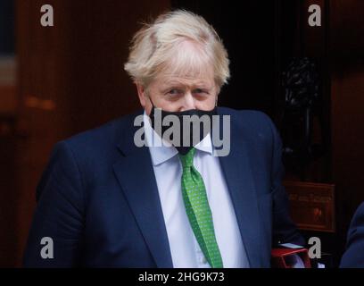 London, Großbritannien. 19th Januar 2022. Premierminister Boris Johnson verlässt die Nummer 10, um für die Fragen des Premierministers ins Parlament zu gehen. Er wird Keir Starmer gegenüber dem Versandkarton gegenüberstehen. Er steht immer noch vor Fragen über angebliche Parteien in der Downing Street. Er wartet auf die Ergebnisse der Untersuchung von „Very Gray“. Kredit: Mark Thomas/Alamy Live Nachrichten Stockfoto