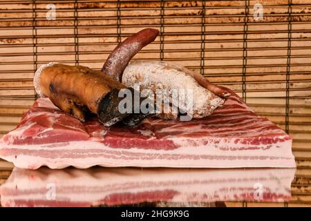 Verschiedene Arten von Zutaten und Würstchen von Hand hergestellt. Stockfoto