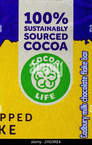 100% Kakao aus nachhaltiger Produktion - Cocoa Life Symbol CocoaLife auf der Schachtel mit Cadbury Flake 99 Vanilleeis, garniert mit Cadbury Flake Eis Stockfoto