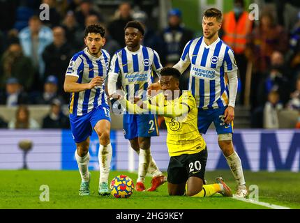 Chelsea’s Callum Hudson-Odoi wurde von Brighton und Steven Alzate von Hove Albion (links), Tariq Lamptey und Joel Veltman (rechts) während des Premier League-Spiels im AMEX Stadium in Brighton in Aktion gesetzt. Bilddatum: Dienstag, 18. Januar 2022. Stockfoto