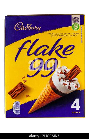 Schachtel mit Cadbury Flake 99 Vanilleeis, gekrönt mit Cadbury Flake Eiscreme auf weißem Hintergrund Stockfoto