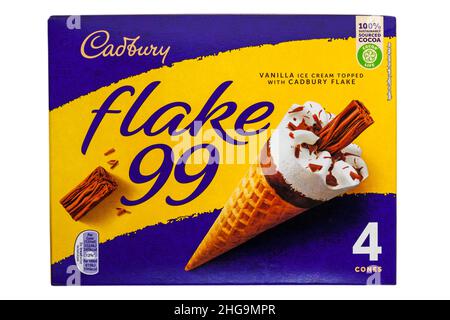 Schachtel mit Cadbury Flake 99 Vanilleeis, gekrönt mit Cadbury Flake Eiscreme auf weißem Hintergrund Stockfoto