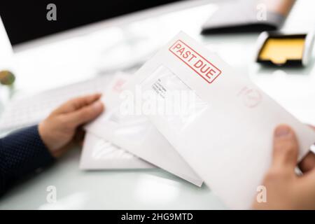 Extreme Close-up des fälligen Rechnung Umschlag Stockfoto