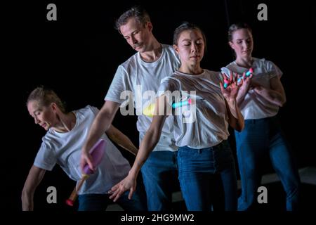 Das London International MIME Festival (LIF) eröffnet mit der Weltpremiere von ‘Gandini Jongling - LIFE A Love Letter to Merce Cunningham’, Sadler’s Wells Stockfoto