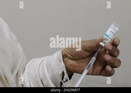 Dhaka, Bangladesch. 19th Januar 2022. Ein älterer Arzt, der die Dosis von 3rd Covid-19-Impfstoff offiziell in einer Privatklinik in Dhaka einnahm. (Bild: © MD Saiful Amin/Pacific Press via ZUMA Press Wire) Stockfoto