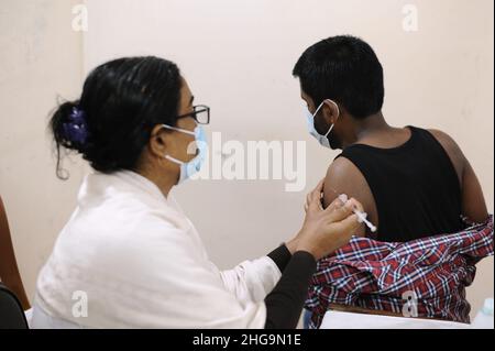 Dhaka, Bangladesch. 19th Januar 2022. Ein älterer Arzt, der die Dosis von 3rd Covid-19-Impfstoff offiziell in einer Privatklinik in Dhaka einnahm. (Bild: © MD Saiful Amin/Pacific Press via ZUMA Press Wire) Stockfoto